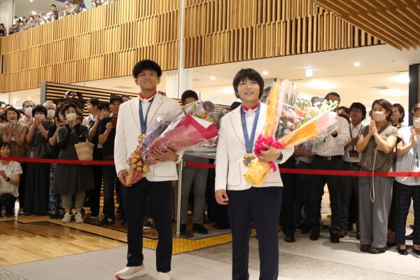 花束を持つ清岡選手と櫻井選手